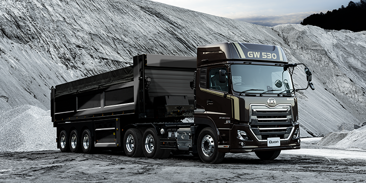 黒い大型ダンプトラックが鉱山現場に停車している