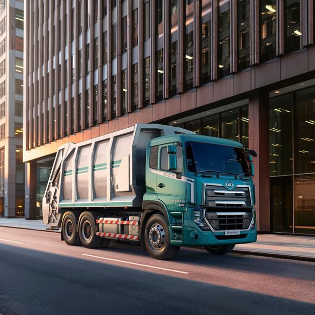 Vullistrok ry op leë stadsstraat met hoë geboue.