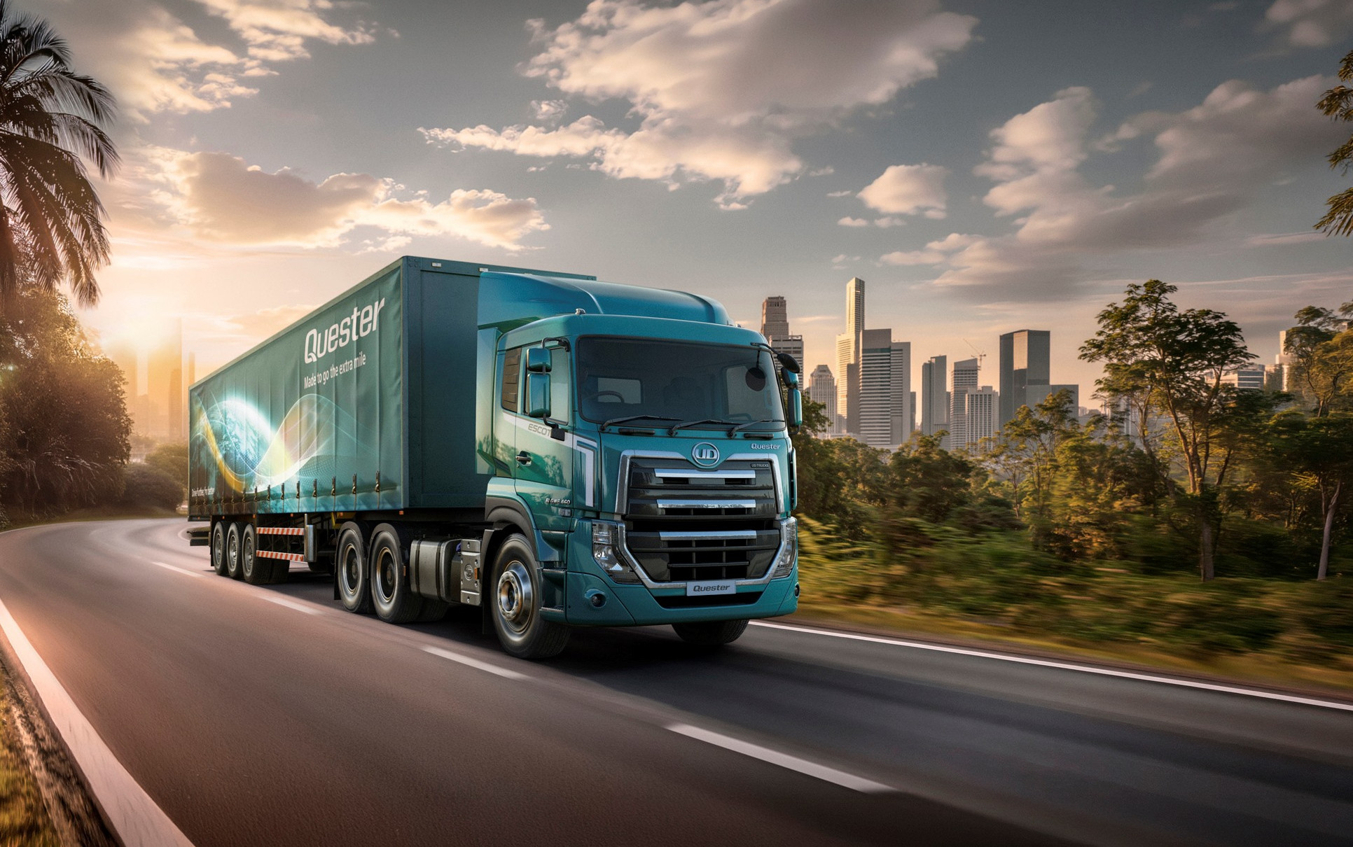 รถบรรทุกสีน้ำเงินขับบนถนนท่ามกลางธรรมชาติ เมืองอยู่ไกลๆ