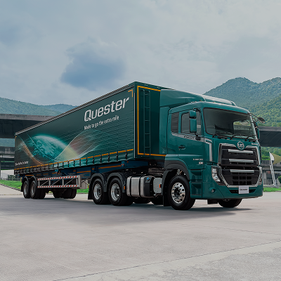 Lori ya kijani kwenye barabara, milima nyuma yake