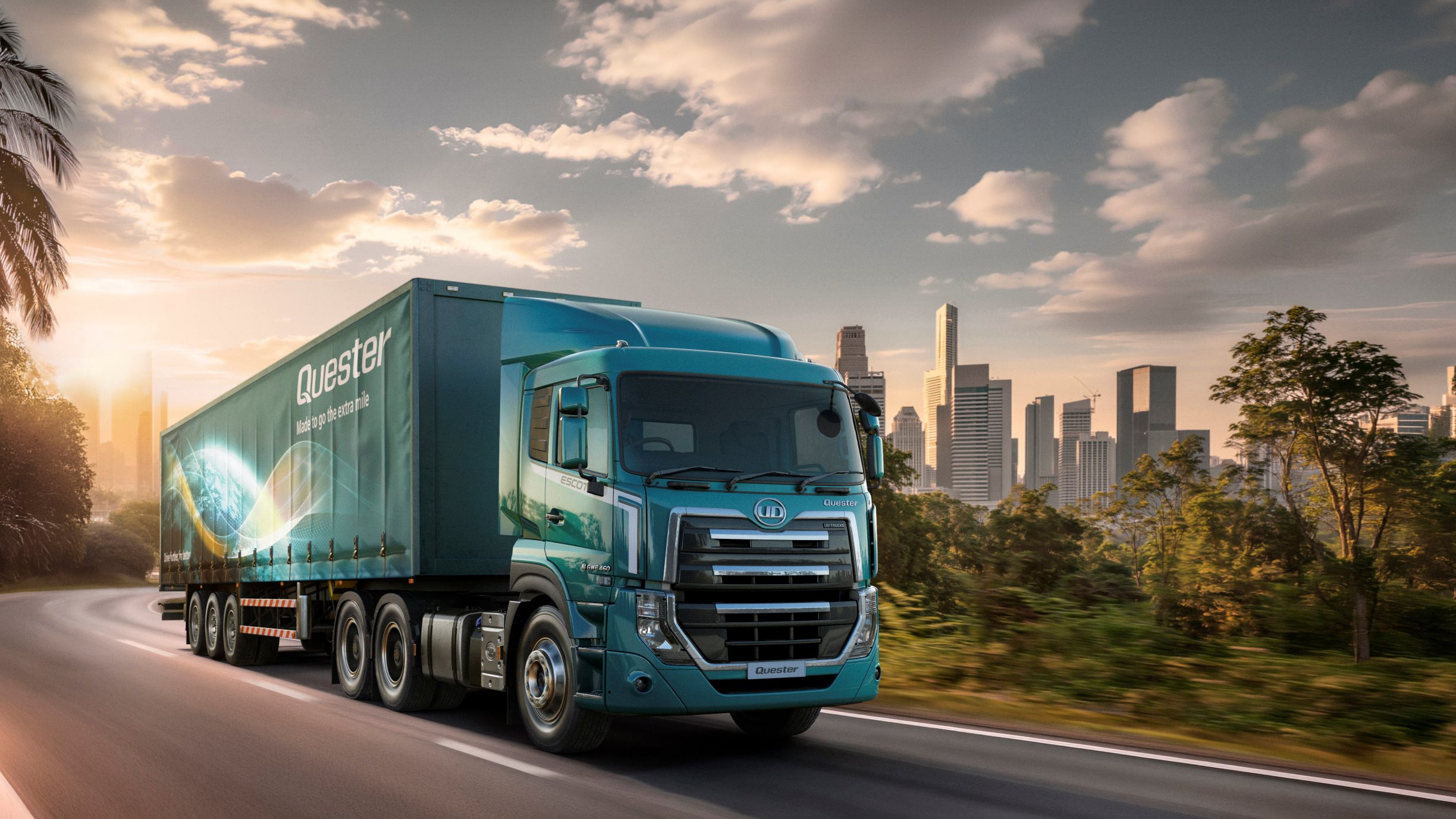 Lori ya samawati inaendesha barabarani karibu na mji mkubwa wakati wa machweo