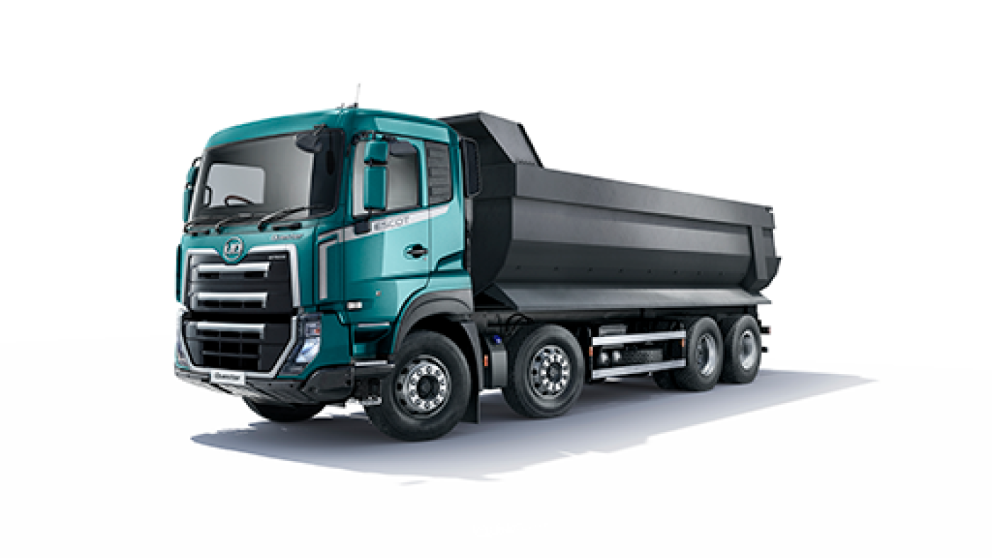 Truk dump besar berwarna hijau tua dengan bak hitam di latar belakang putih.