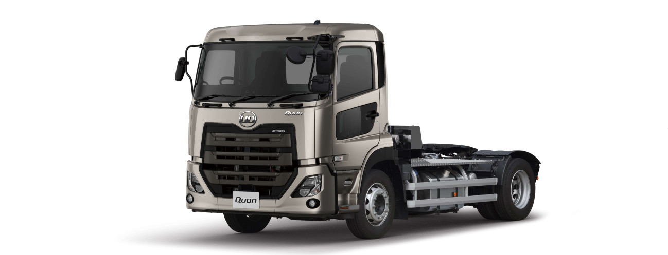 ベージュの大型トラック、シャーシ部分が見える