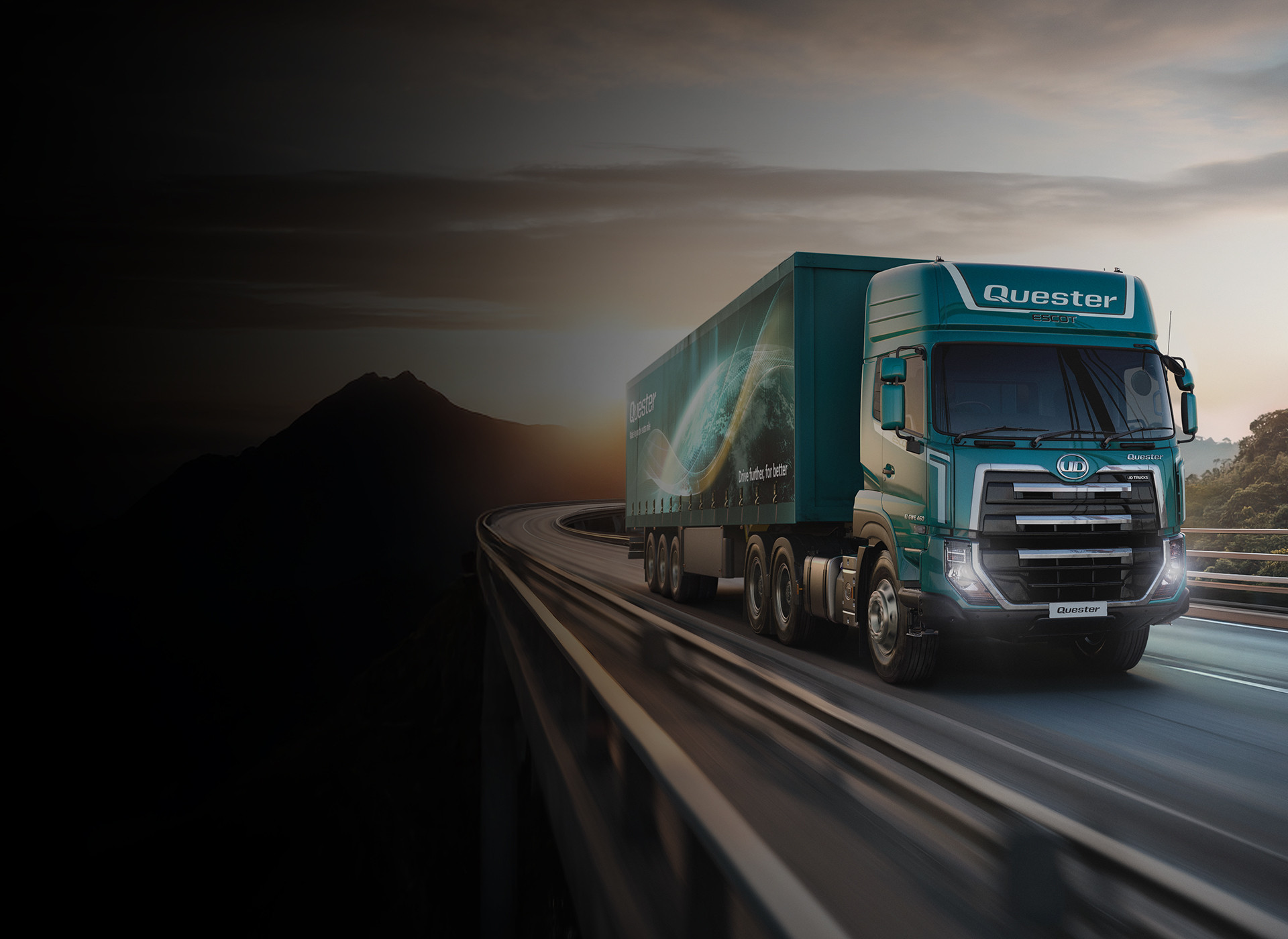 รถบรรทุกสีเขียววิ่งบนสะพานท่ามกลางแสงพระอาทิตย์ตก