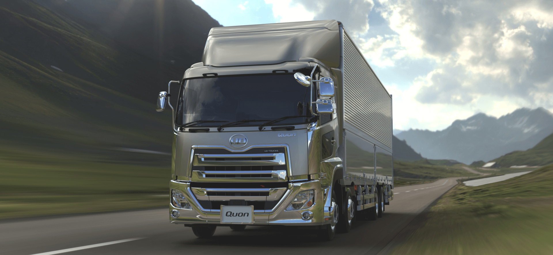 山道を走る大型の銀色トラック