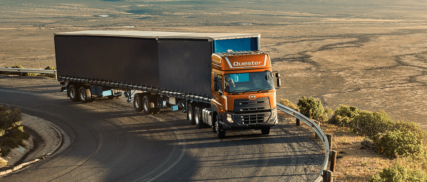 រថយន្តដឹកទំនិញធំកំពុងបើកនៅលើផ្លូវកោងក្នុងតំបន់ត្បូង